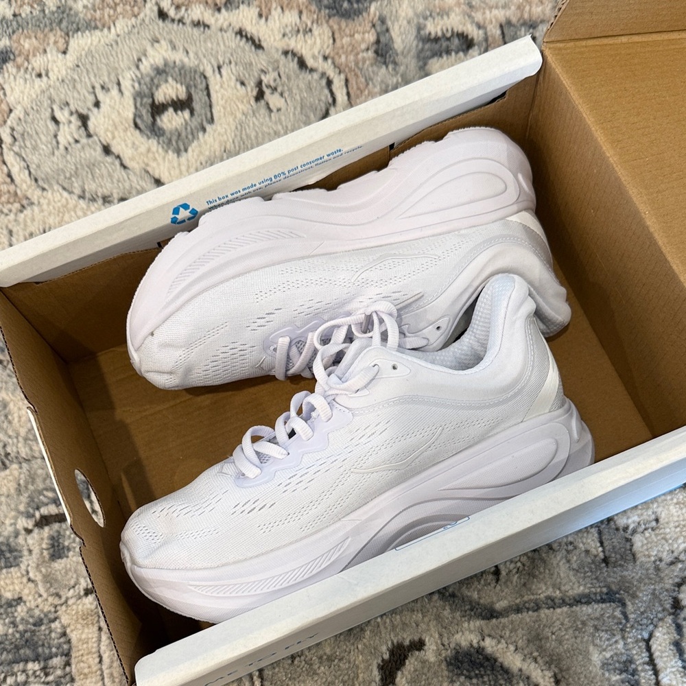 Hoka Women’s White bondi 9 Sneakers 6.5